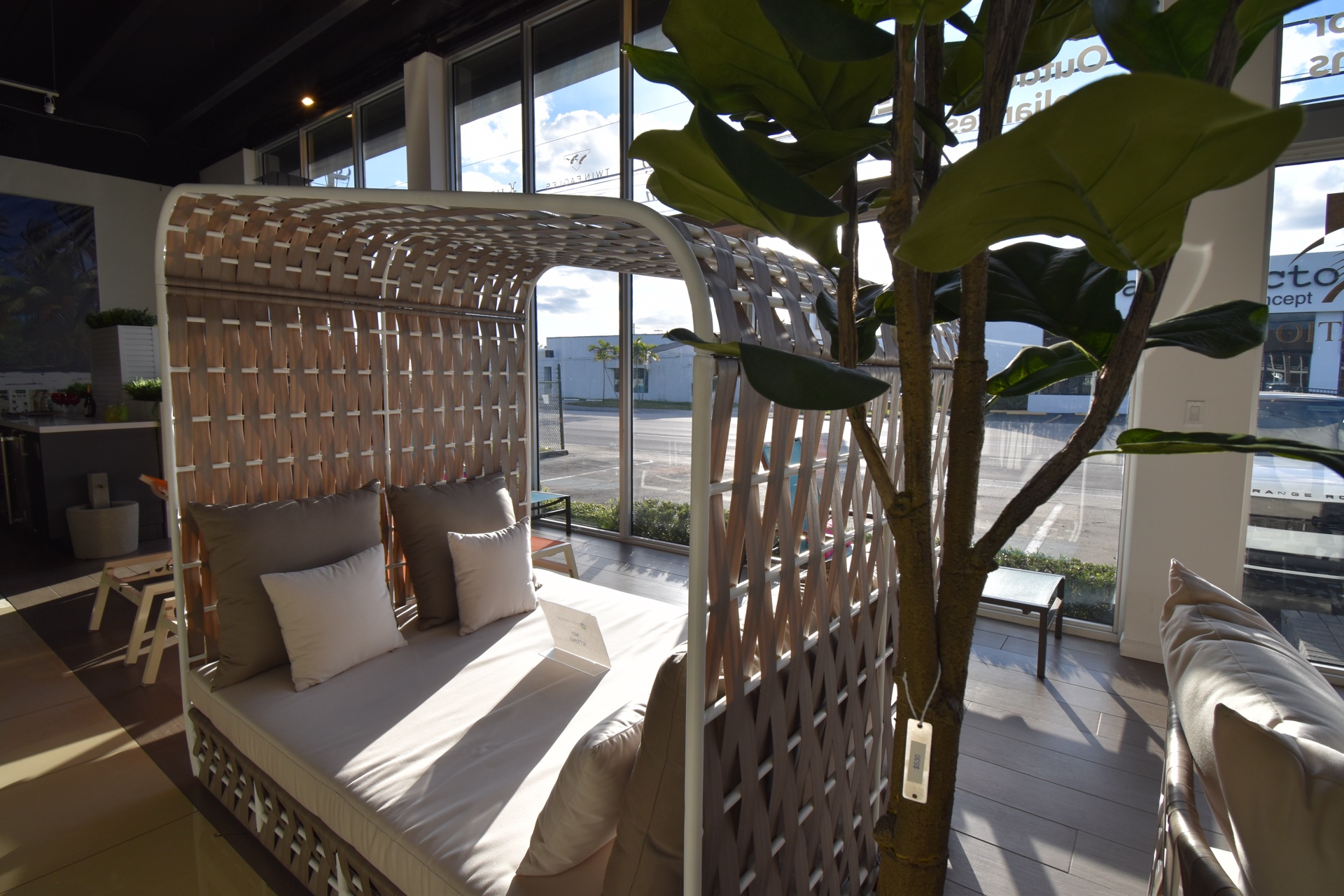 Woven daybed display