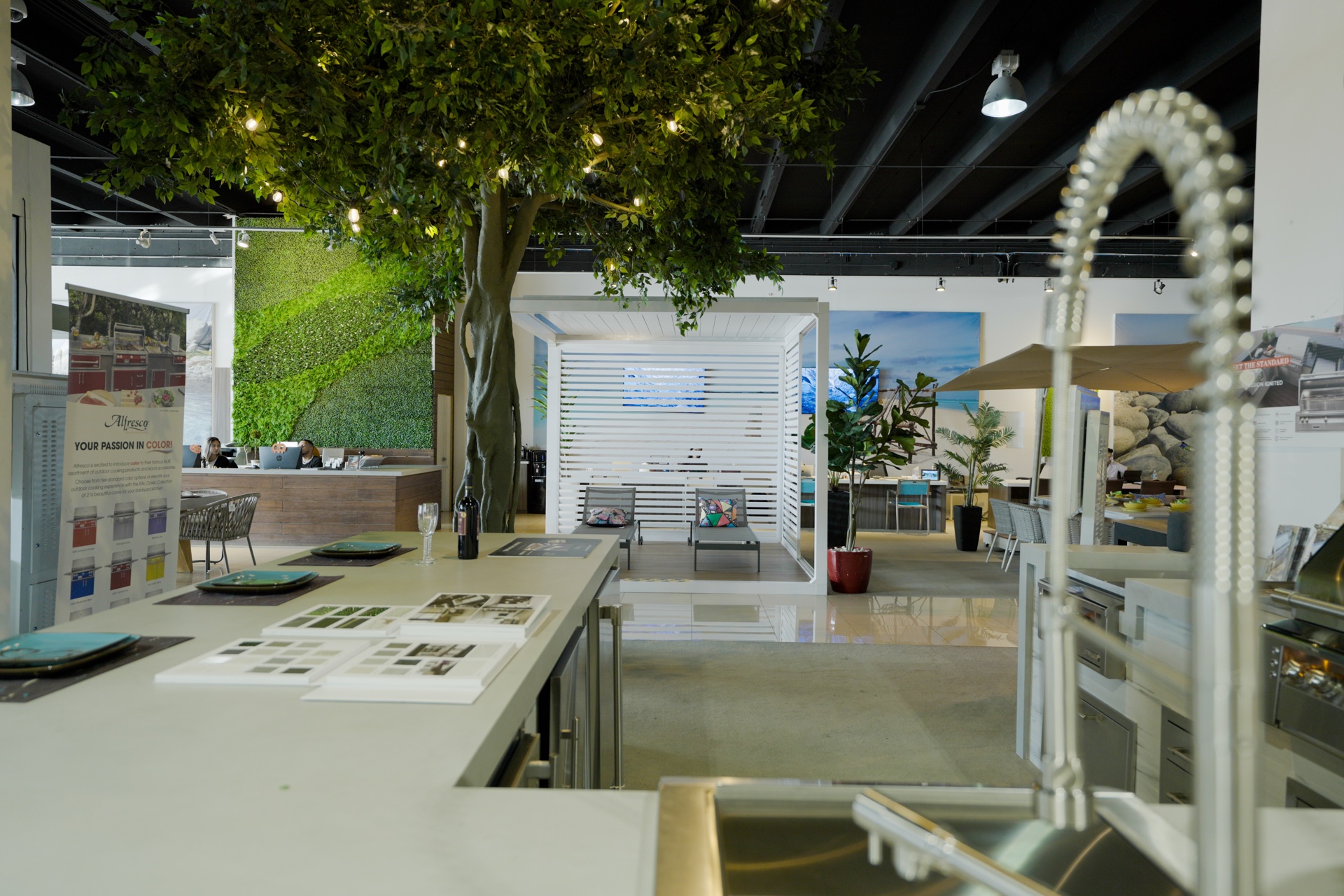 Living tree and pergola display